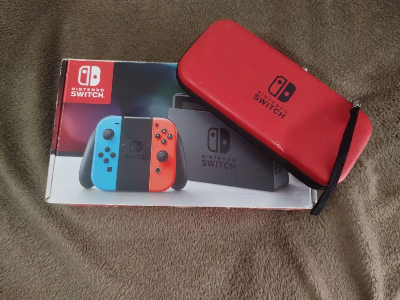 Nintendo Switch V1 usado com estojo + Suporte para Joy-Cons + Capa + FIFA 18