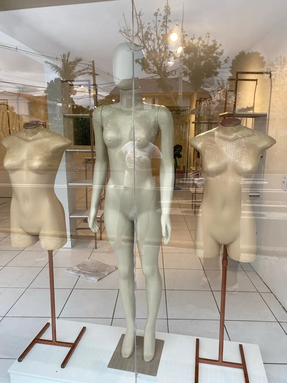 Loja de Roupas Completa - Móveis Industrial Chic e Espelhos LED  - Foto 5