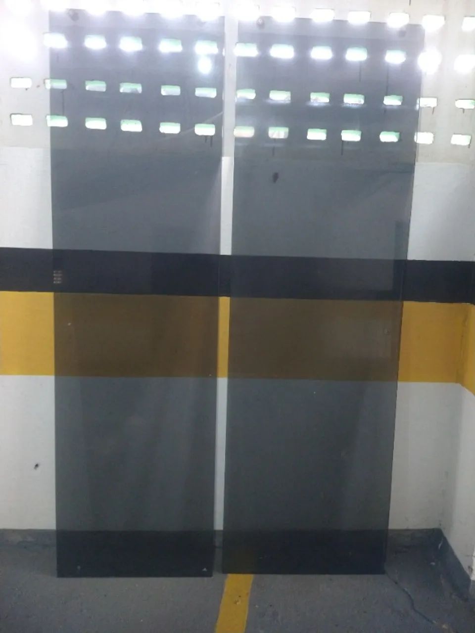 Box de vidro temperado escuro