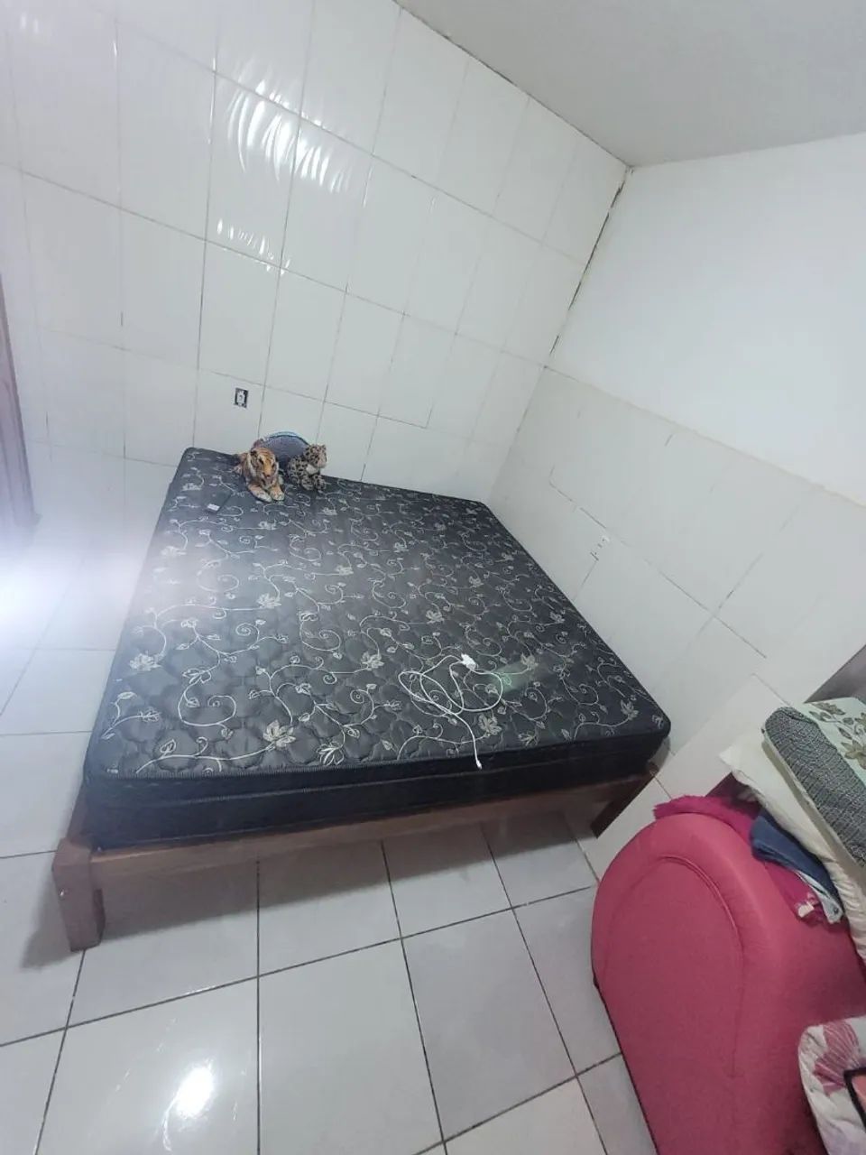 Vendo cama Super King com base de madeira semi nova - Foto 4