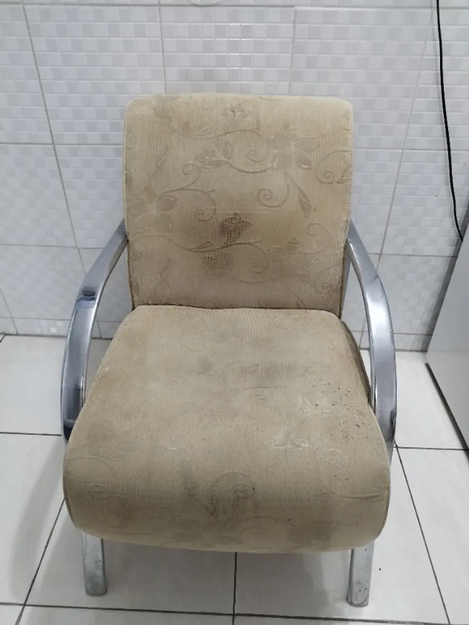 Poltrona Decorativa Vênus com braços de alumínio
