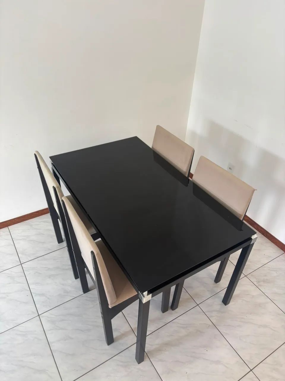 Mesa de vidro  com 4 cadeiras grandes e resistentes - Foto 3