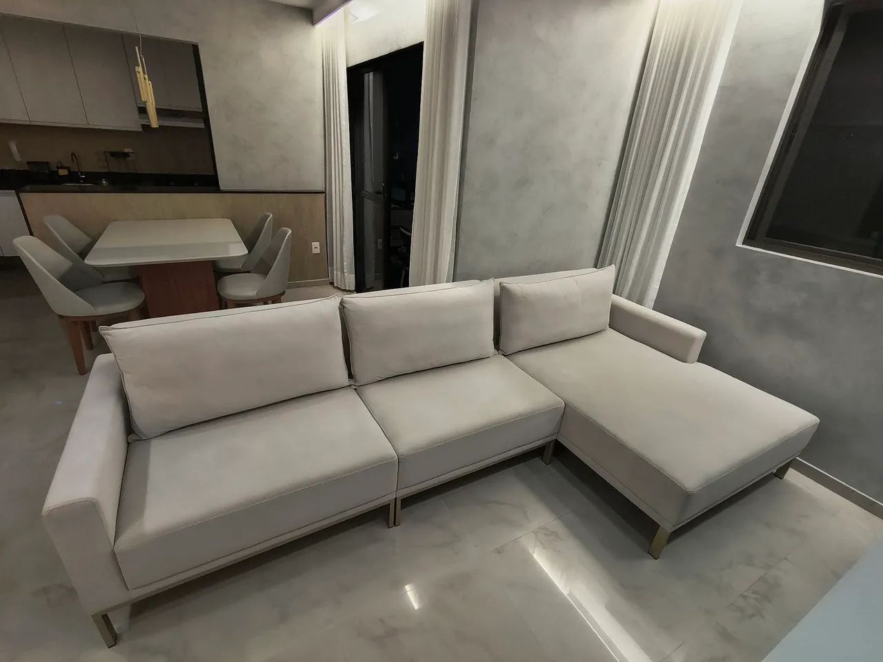 VALOR NEGOCIÁVEL: Sofá de alto padrão com chaise - Estofados Jardim (excelente estado)
