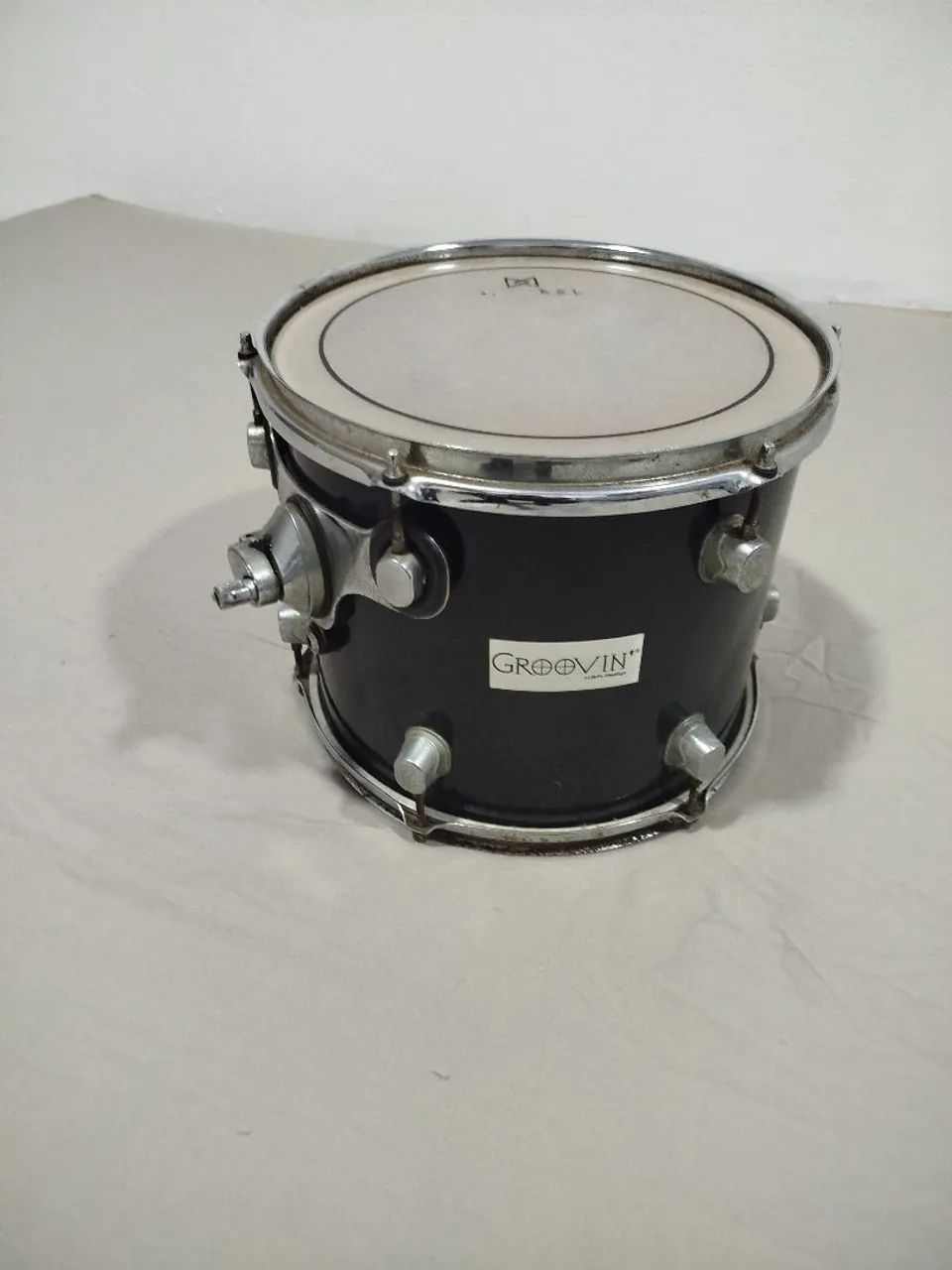 Tom + clamper + estante