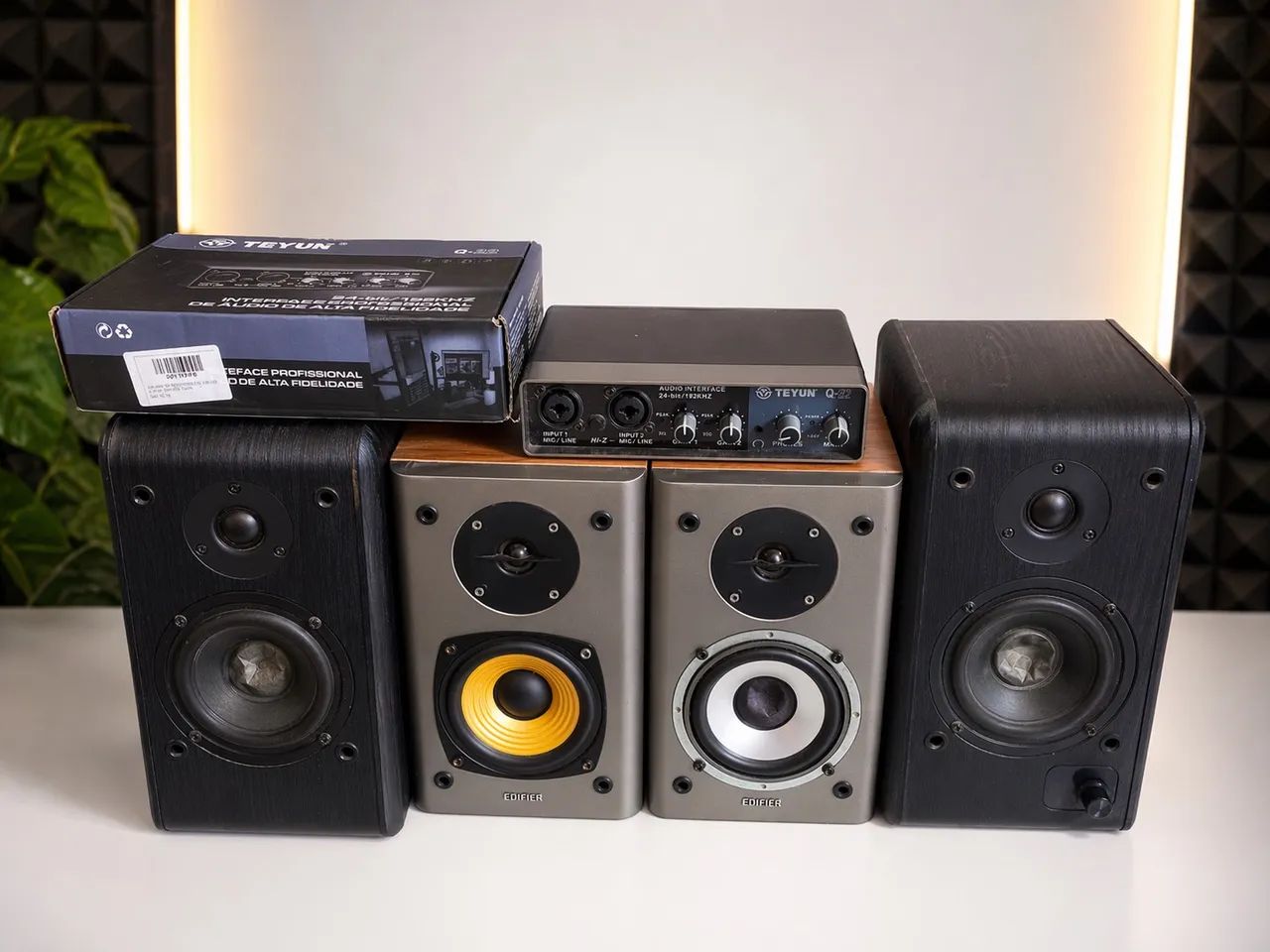 Monitores de áudio + interface de áudio