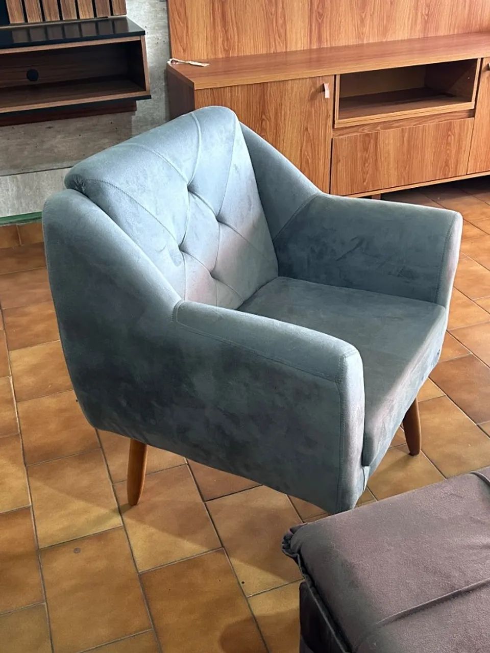 Poltrona Cinza Estofada - Confortável e Moderna - Foto 2