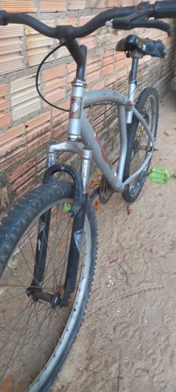 Bicicleta aro 26 com defeito e funcionando - Foto 3