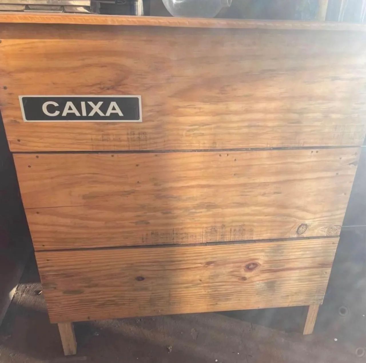 Balcão de caixa de madeira 