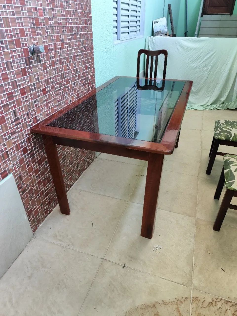 Mesa de jantar de seis lugares, com tampo de vidro + 4 cadeiras  - Foto 3