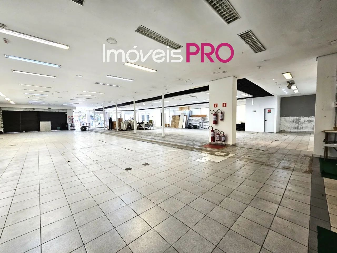 Imóvel comercial de esquina com dois pavimentos