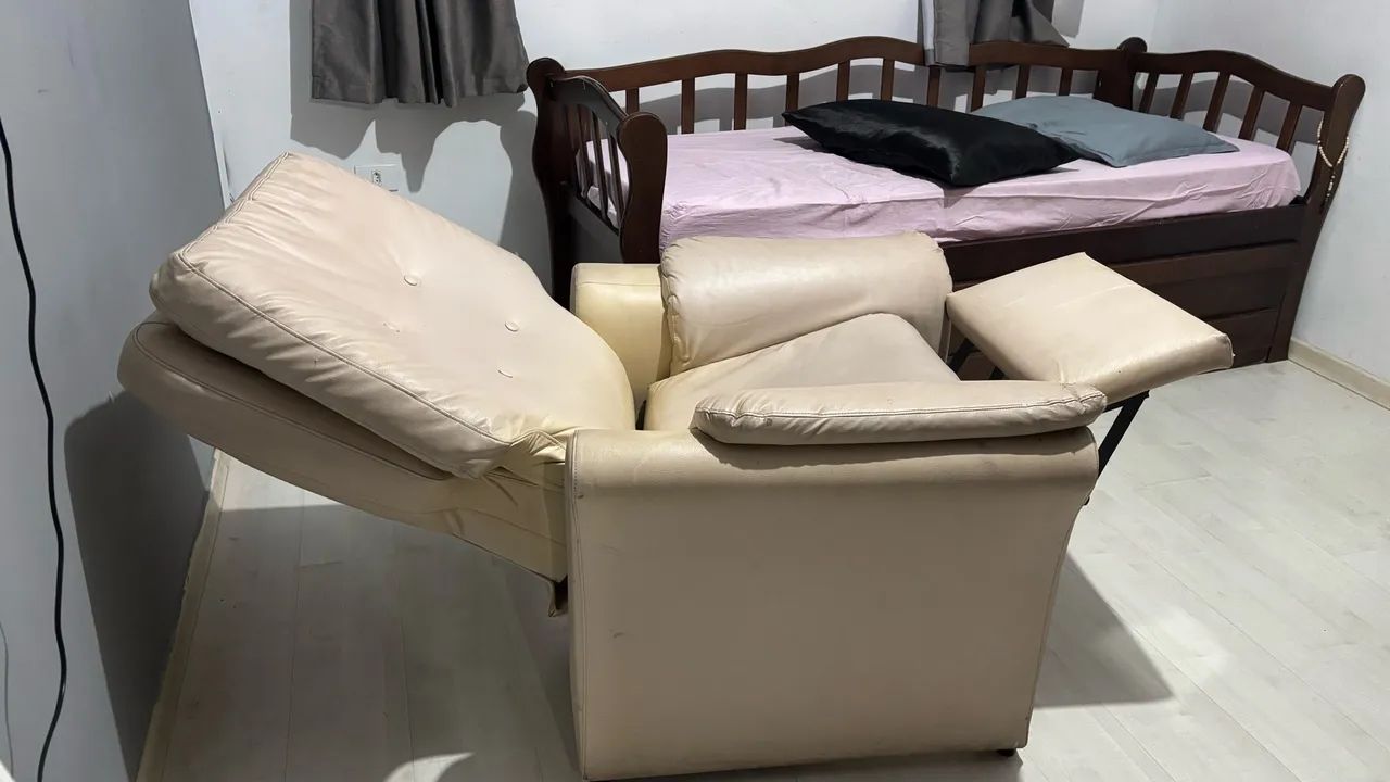 Cama, poltrona e tapete  - Foto 4