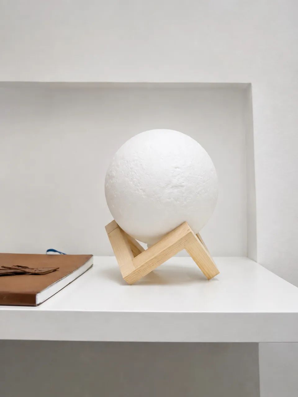 Luminária Lua 3D com Suporte de Madeira