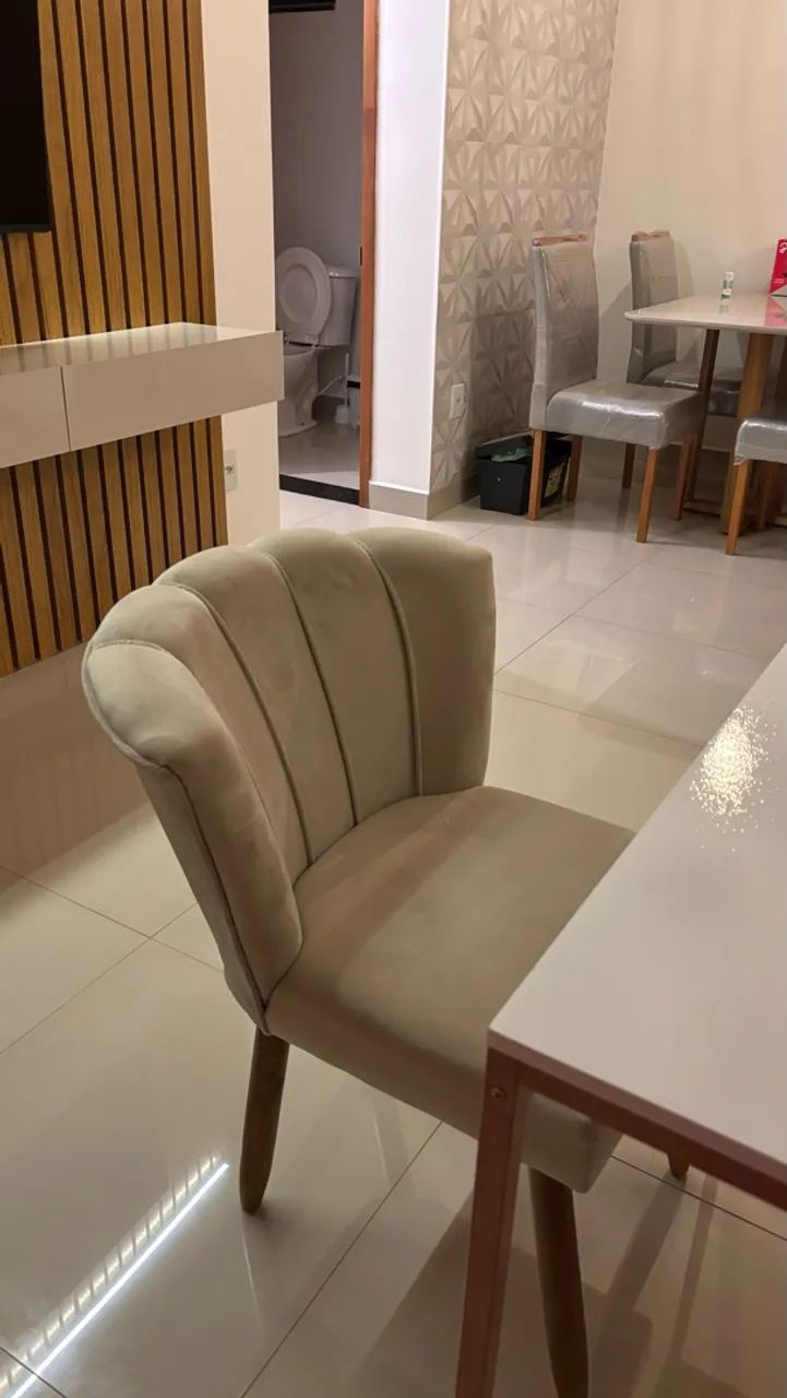 Mesa com cadeira estofada bege