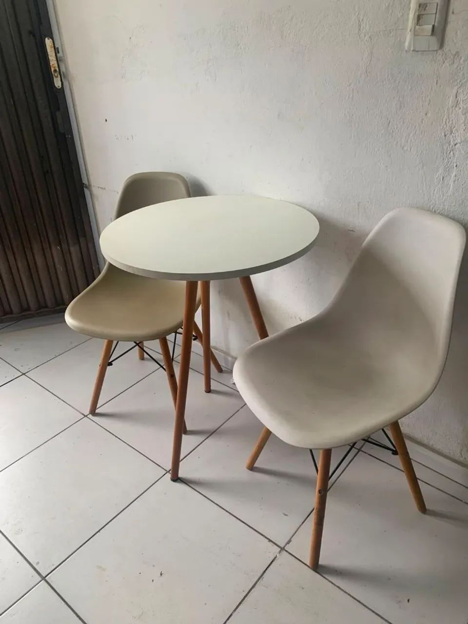 Conjunto mesa redonda com 2 cadeira Eiffel - Foto 2