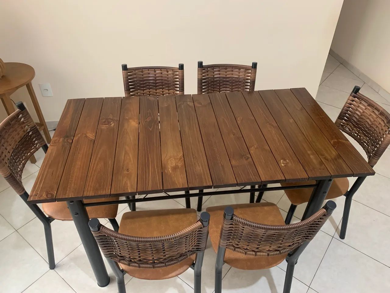 Mesa de tampa de madeira maciça, nova, zerada, com 6 cadeiras - Foto 2