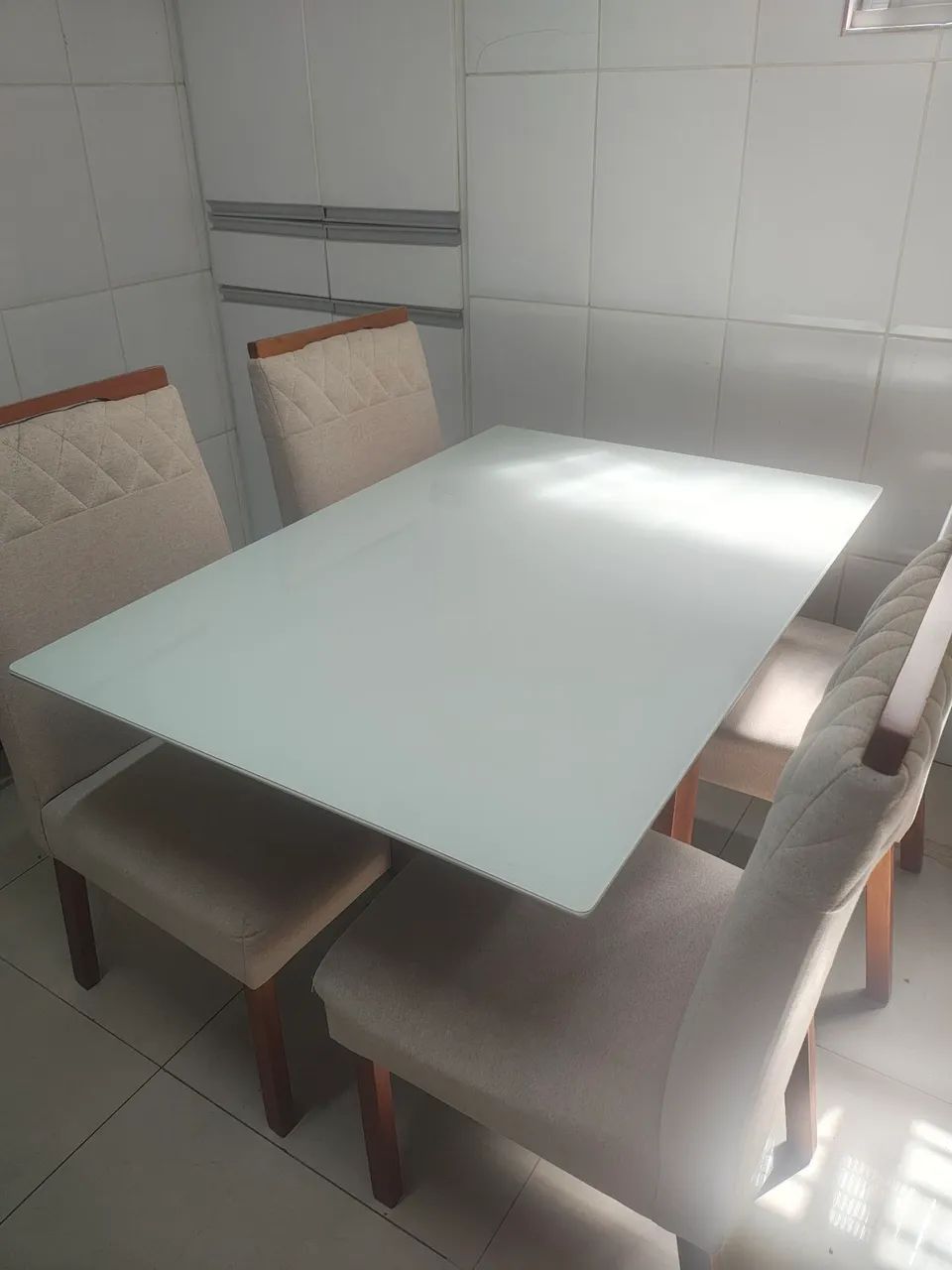 Mesa de 4 cadeiras com tampo de vidro