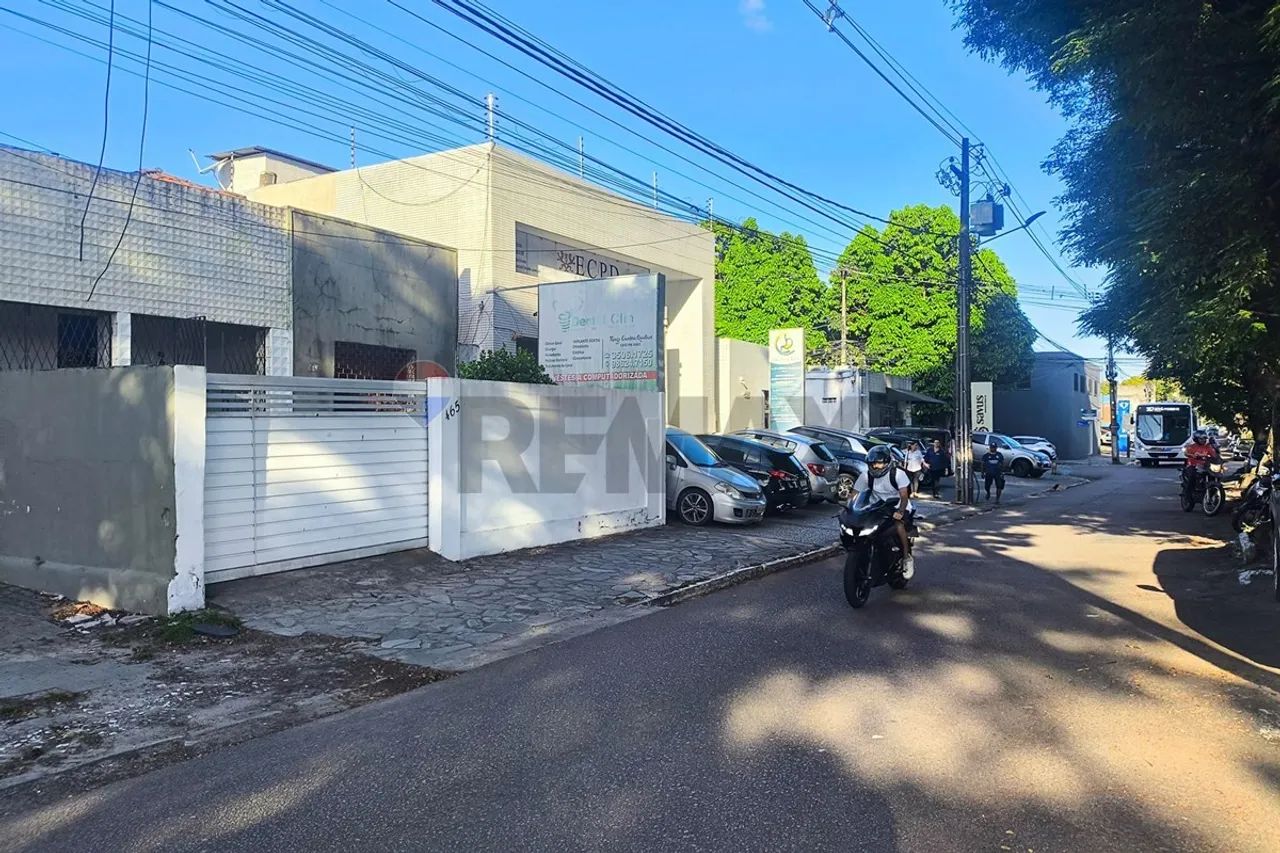 CASA COM TERRENO AMPLO NA AV. CAMILO DE HOLANDA - Foto 4