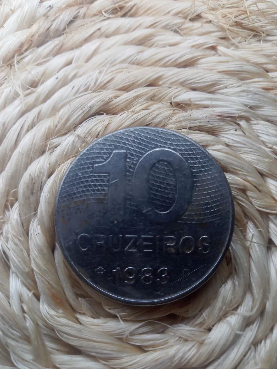 Moeda de 10 cruzeiros de 1983 com marcas de uso