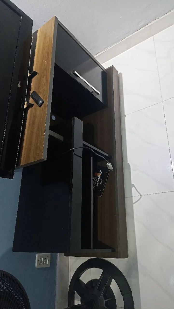 Rack super conservado, com rodinhas. - Foto 3