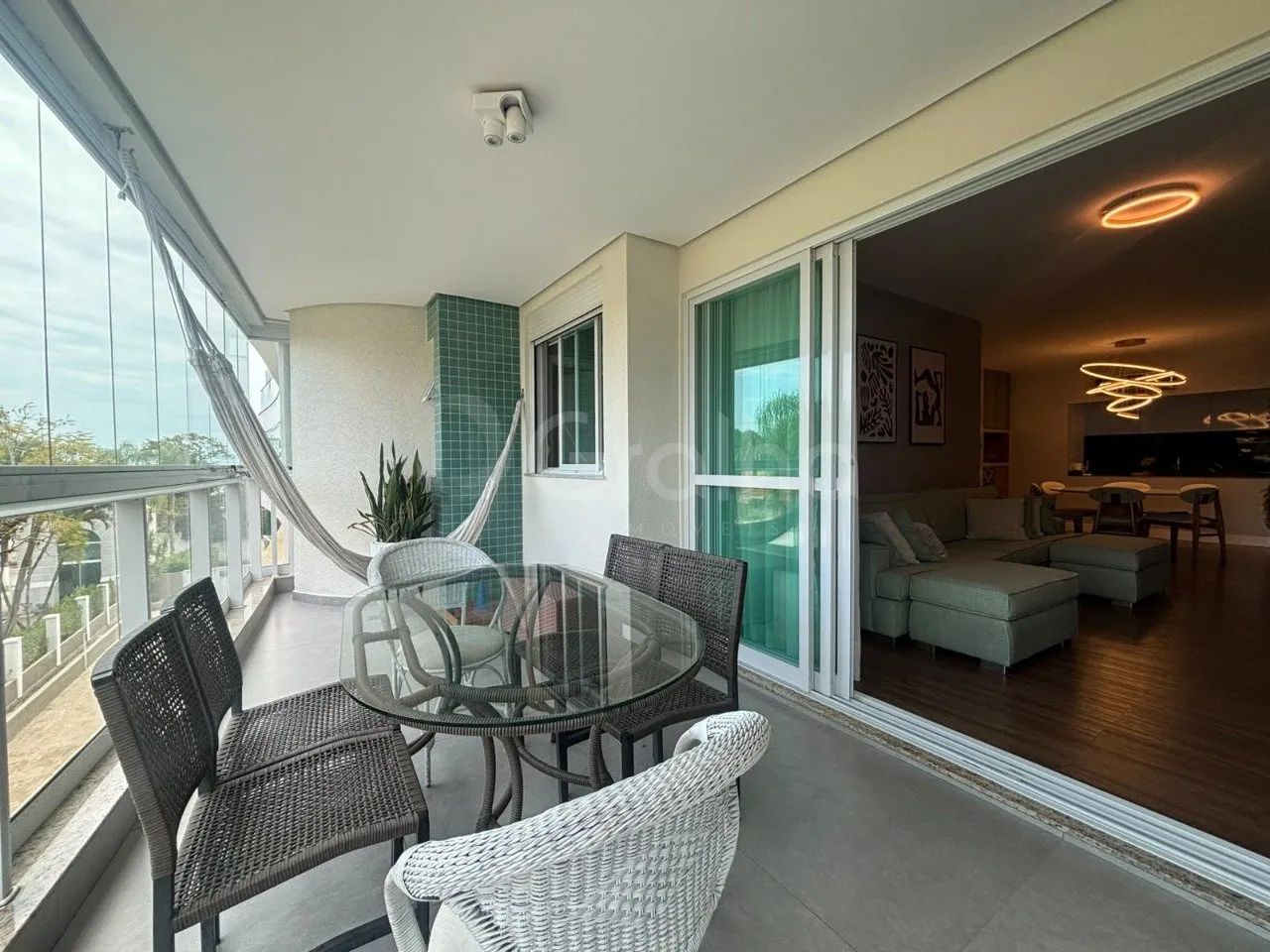 Apartamento de 168 m² com 4 quartos sendo 3 suíteS no Cacupé