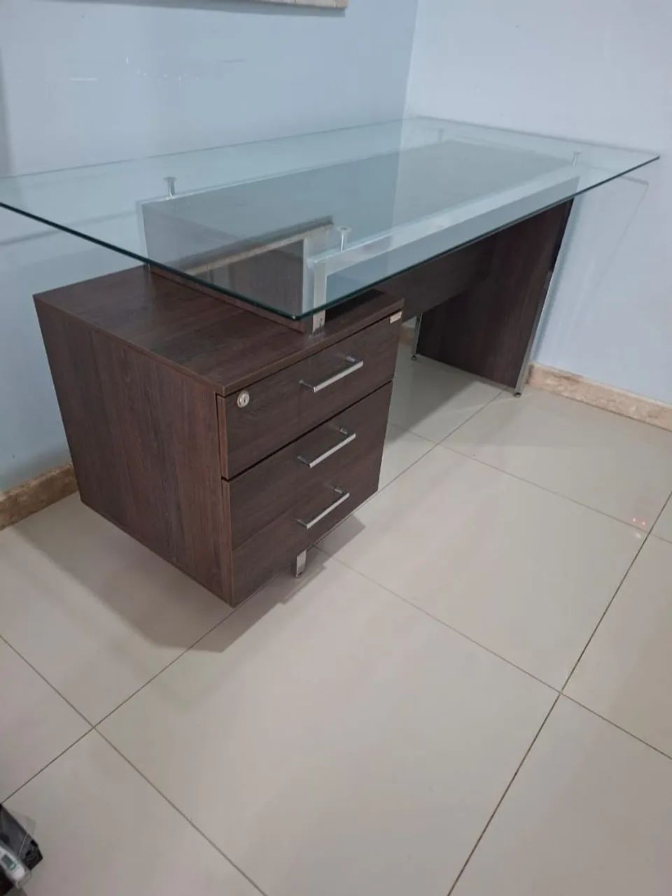 Venda de uma mesa de escritório. 