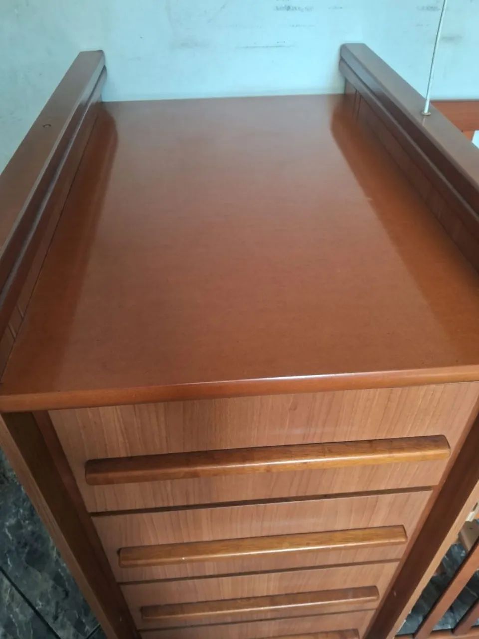 Berço com cômoda e troca fralda, com 4 gavetas, regulagem na grade, todo em MDF resistente - Foto 5