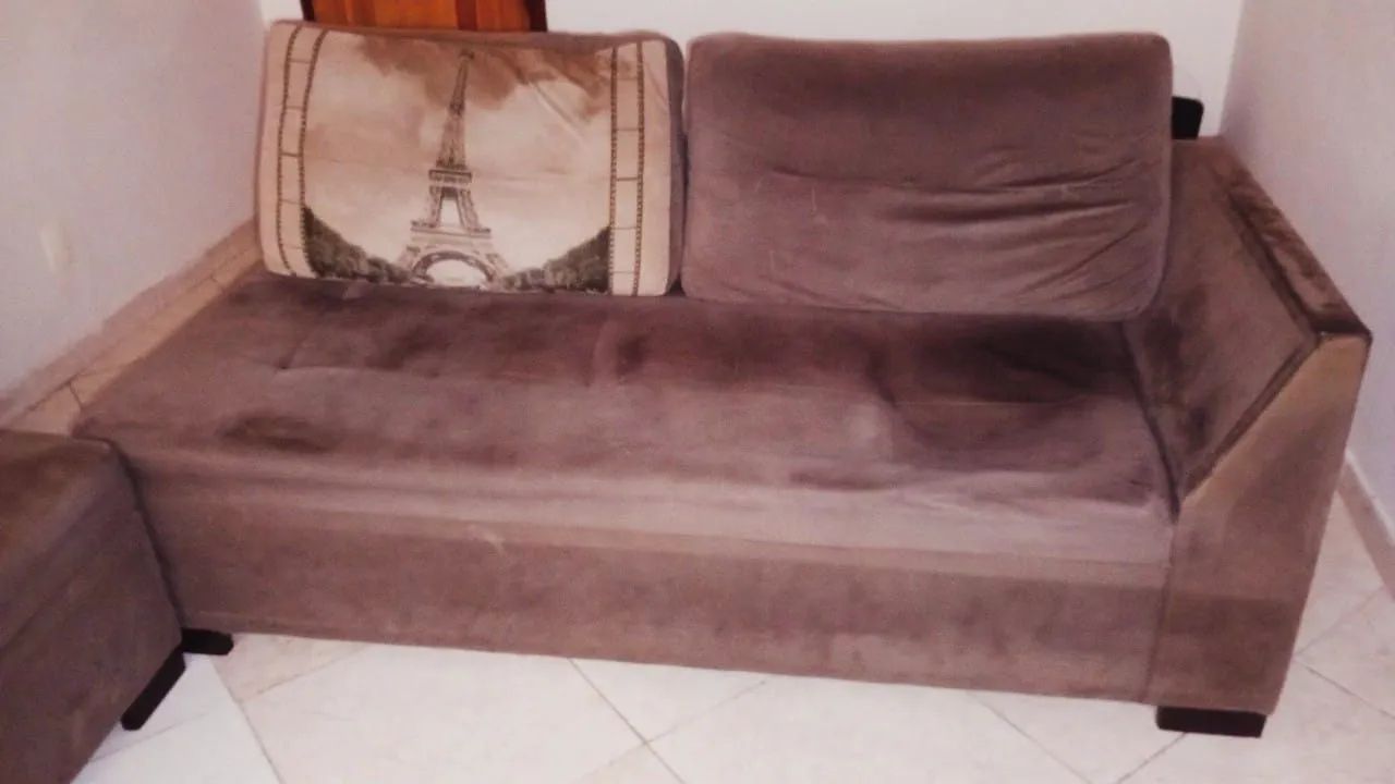 SOFÁ MARROM DE 3 LUGARES