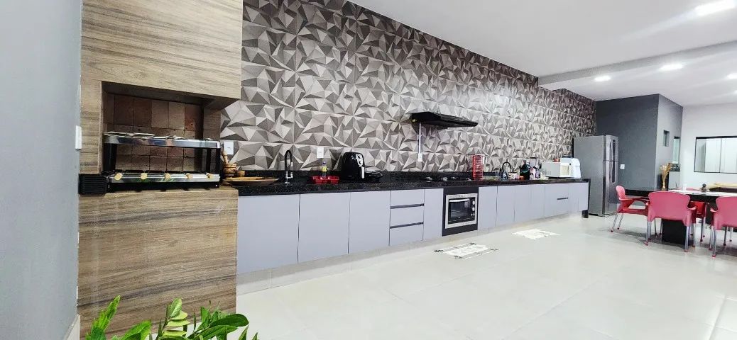 CASA COM FINO ACABAMENTO, BEM LOCALIZADA