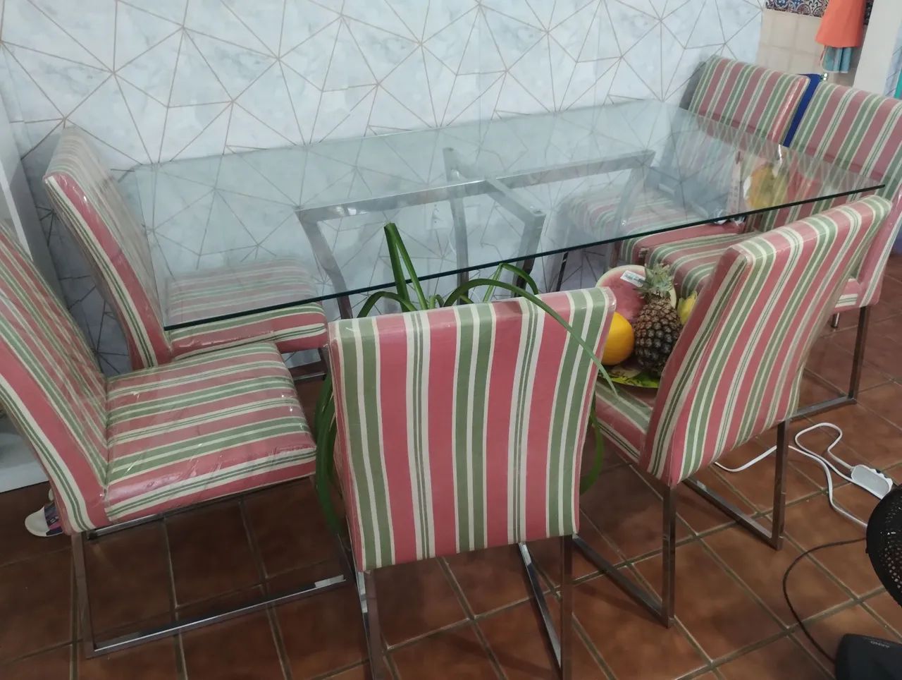 Mesa em Inox com tampo de Vidro e 6 Cadeiras  - Foto 4
