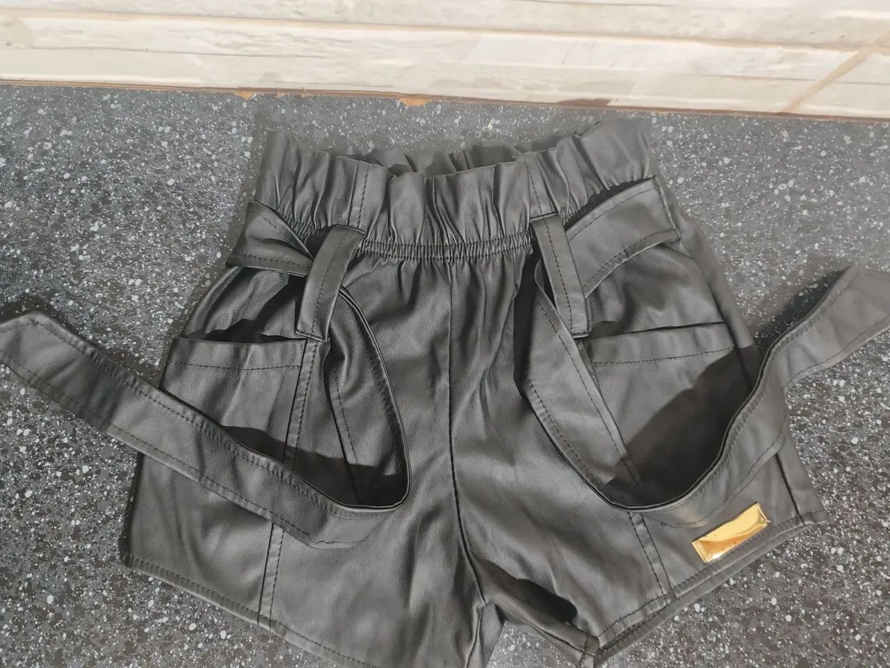 short infantil de "couro"