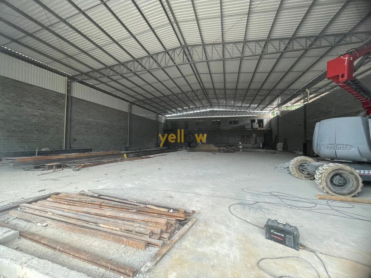 Galpão para Locação em Santa Isabel - 860m² e 2 Banheiros