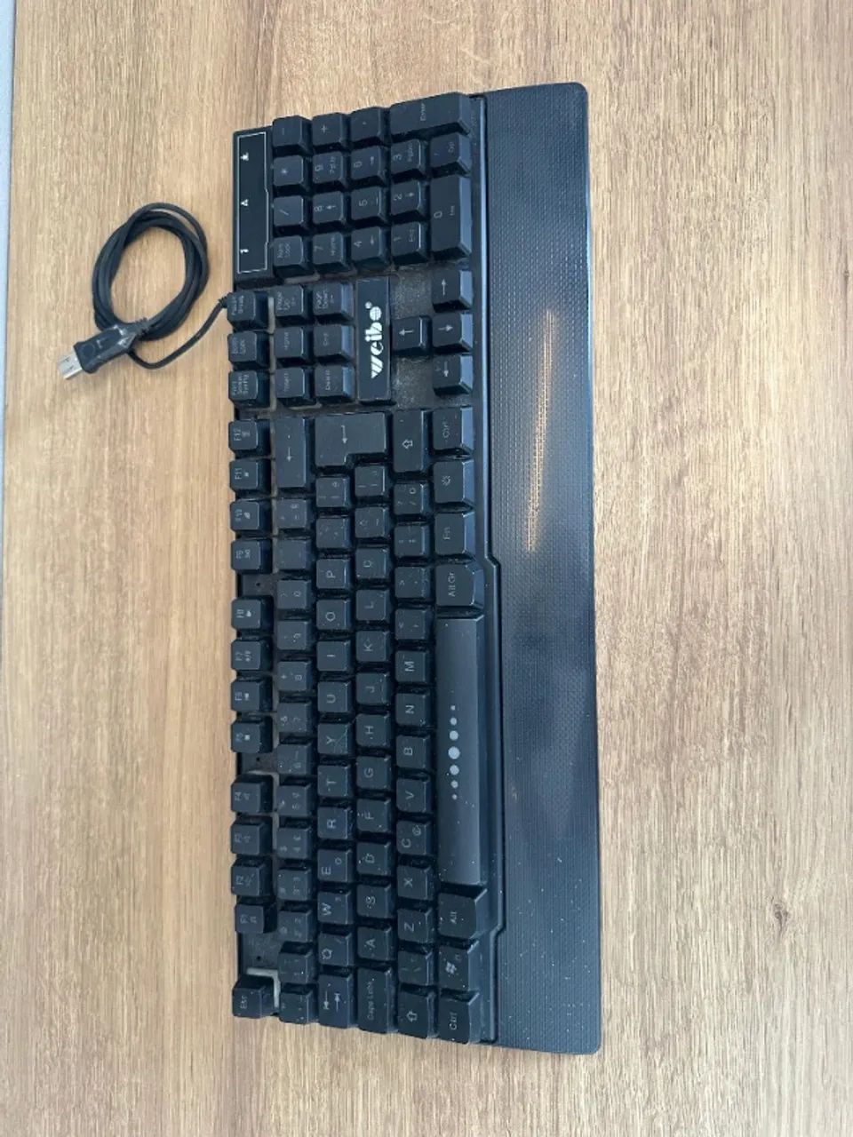 Teclado Gamer USB com LED RGB e apoio de punho - Foto 3