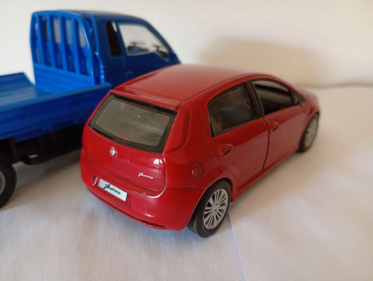 Lote - Miniatura Kia Bongo e Fiat Punto  - Foto 5