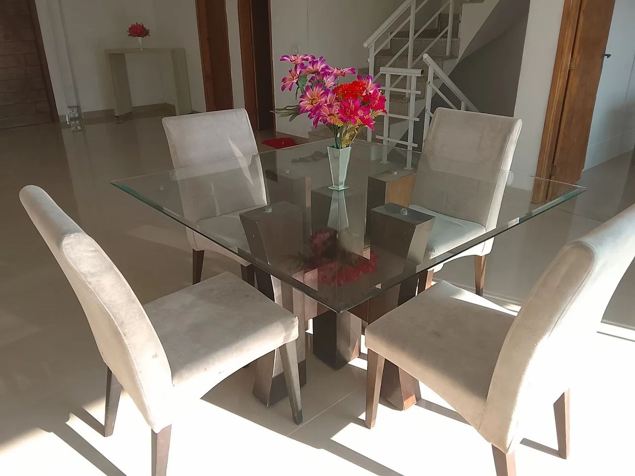 Mesa de jantar com quatro cadeiras 
