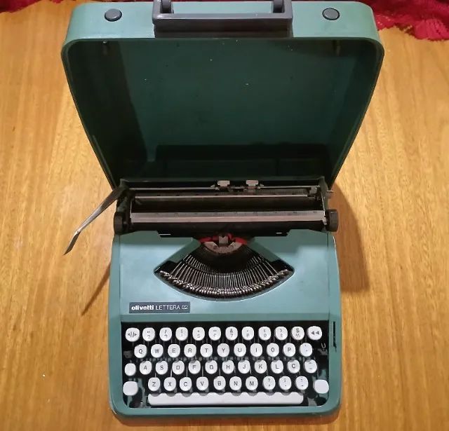 Olivetti Lettera 82 Typewriter + Original Carrying Case