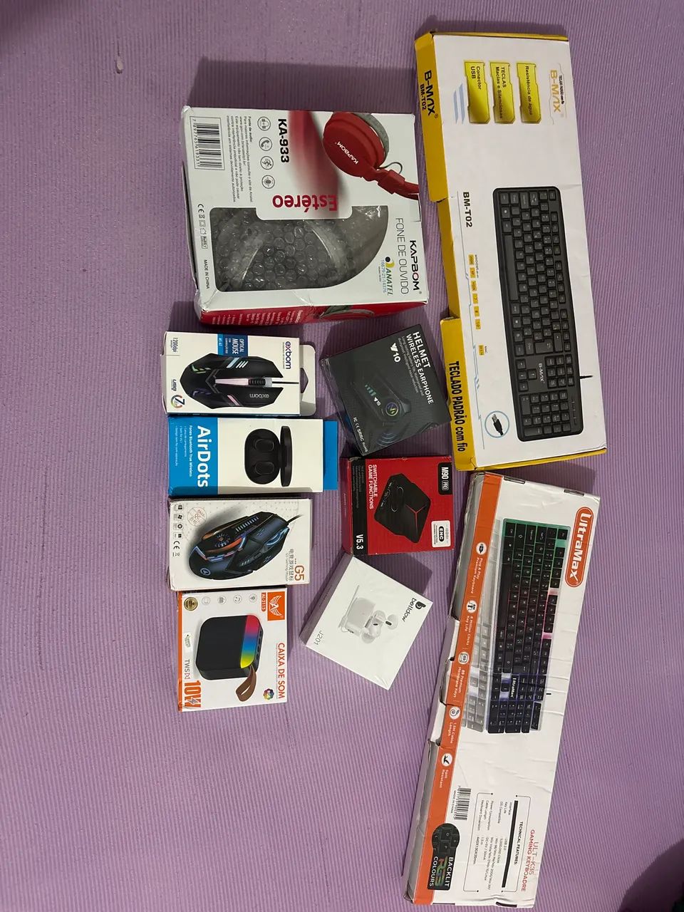 Fones, teclados, mouse e caixinha de som