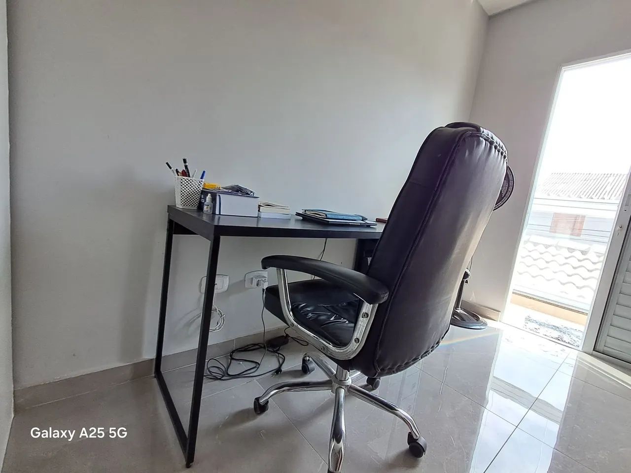 Cadeira giratória com mesa e gaveteiro - Foto 4