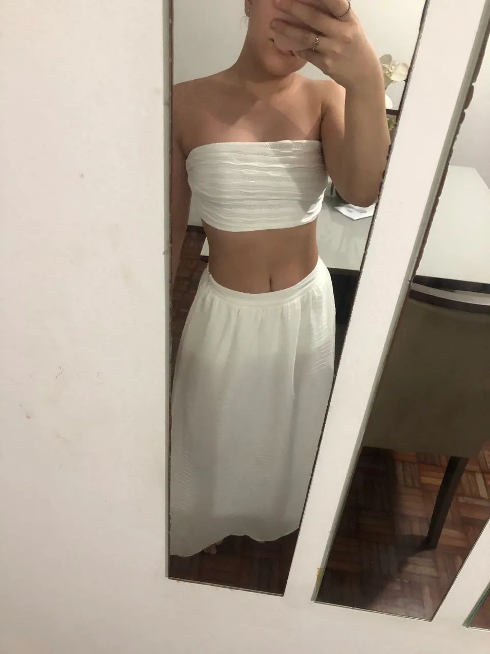 Conjunto três peças: top faixa, saia longa e hot pants 