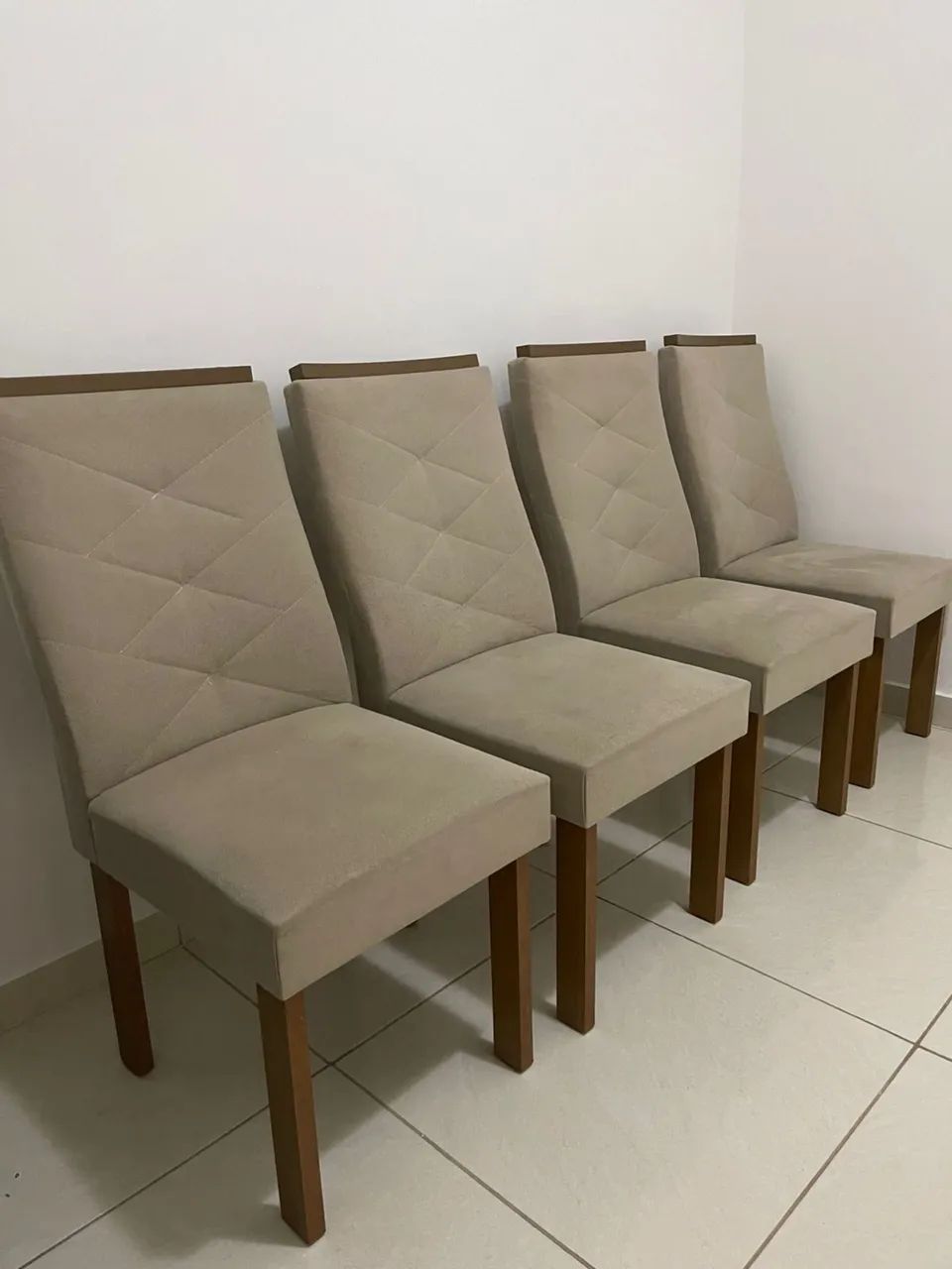 Vendo 4 cadeiras p/ mesa de jantar