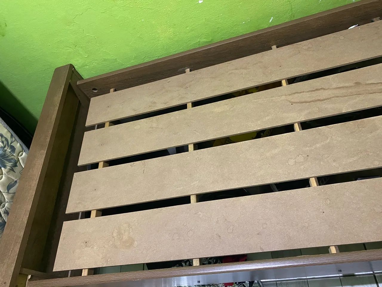 Cama de solteiro de madeira com cabeceira -R$ 350 - Foto 4