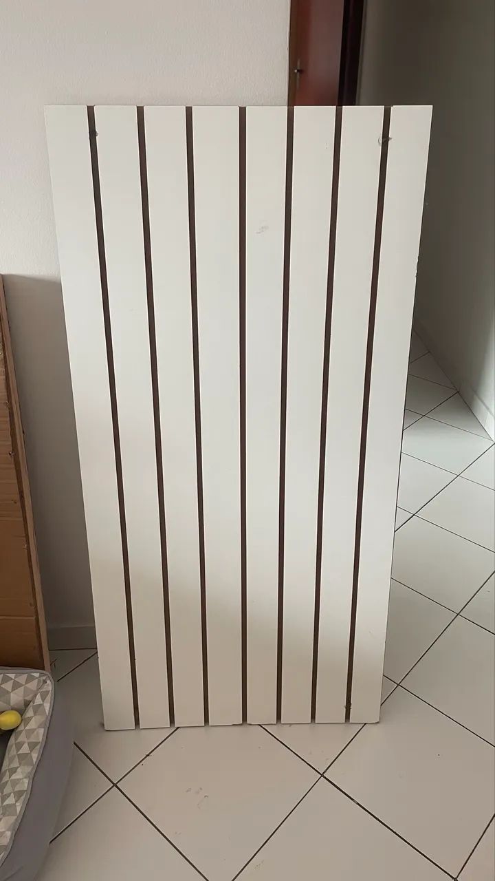 Painel ripado com ganchos 