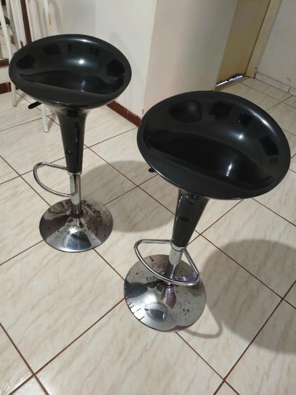 Banqueta alta giratória modelo "Tulipa", com assento em plástico ABS preto e base metal.  - Foto 3
