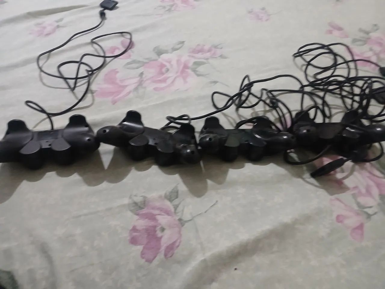 CONTROLES DE PS2(DEFEITUOSOS) 3 ORIGINAIS 1 SIMILAR,SEM CAPA DO ANALOGICO - Foto 6