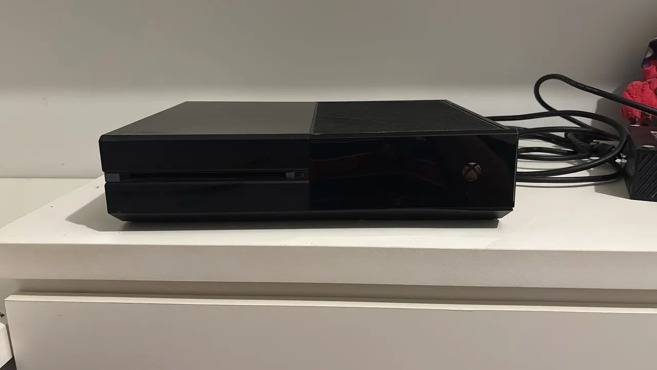 XBOX ONE acompanhado com cabo HDMI