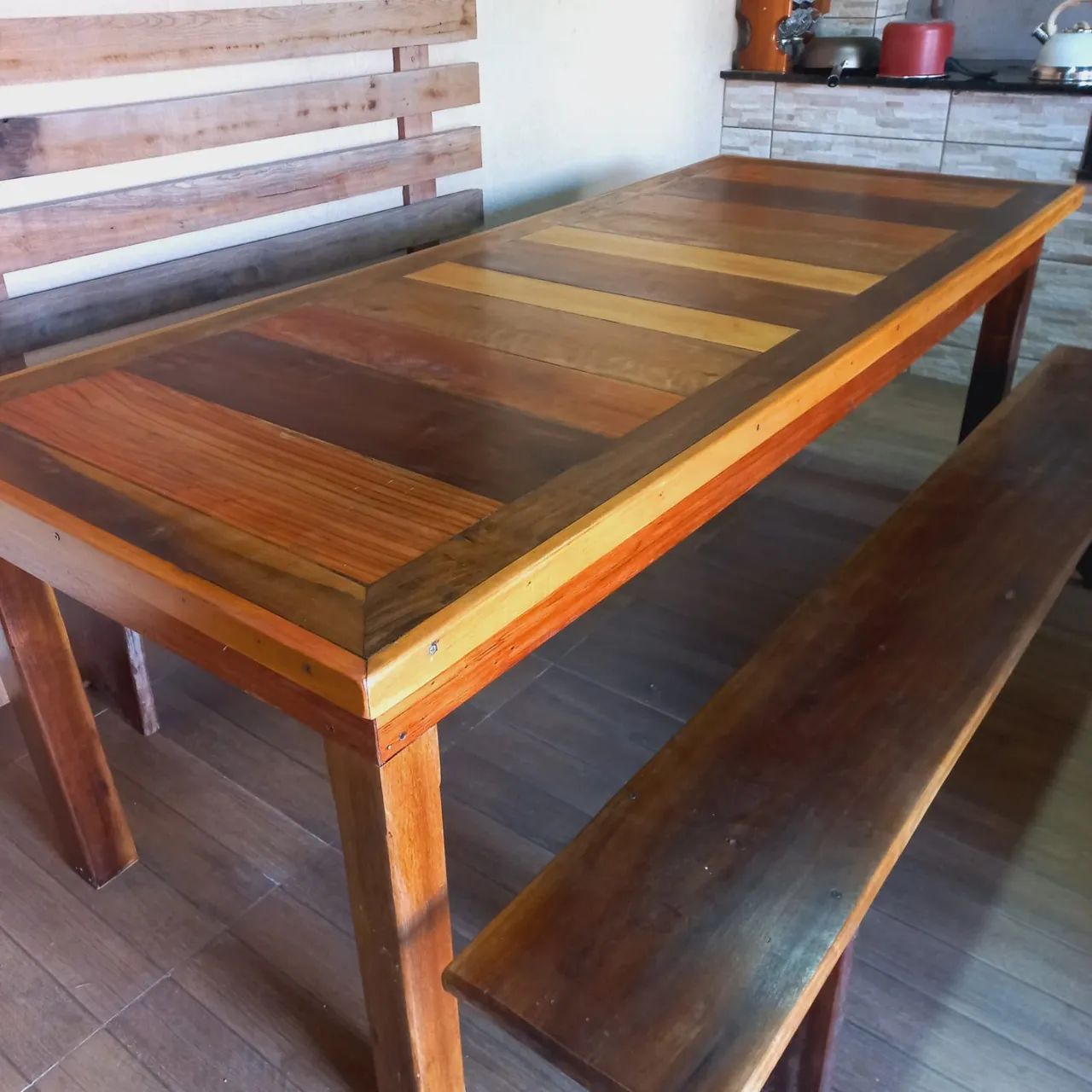 Mesa de madeira com bancos