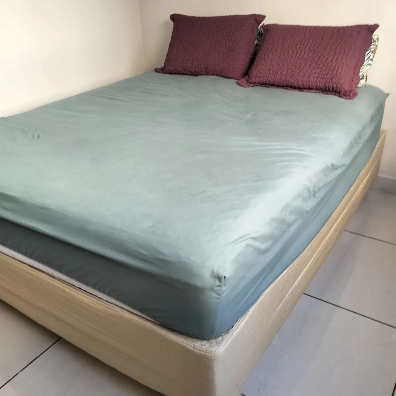 Cama box Queen com colchão