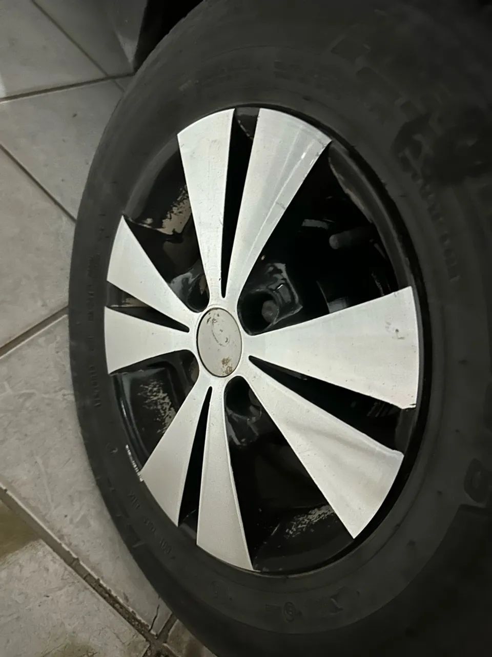Rodas com pneus