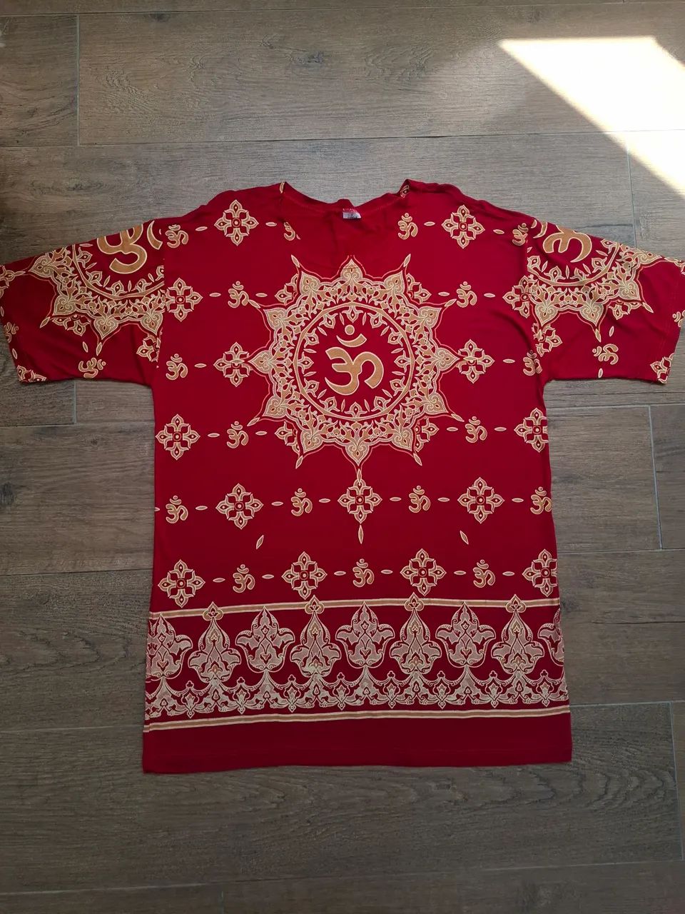 Camiseta Om Vermelha com Estampa Dourada