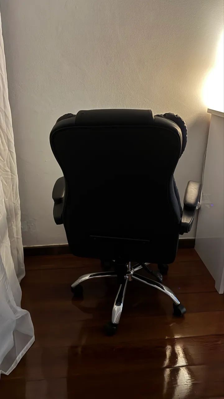 Cadeira de Escritório em Couro com apoio de pés - Foto 3