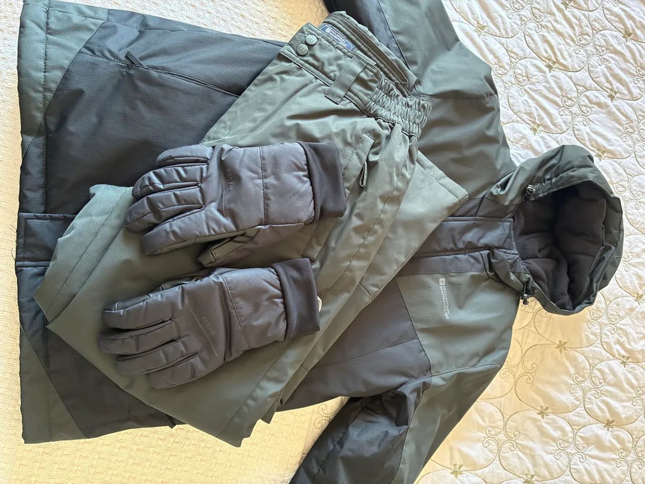 Conjunto de casaco, calça e luvas para neve 